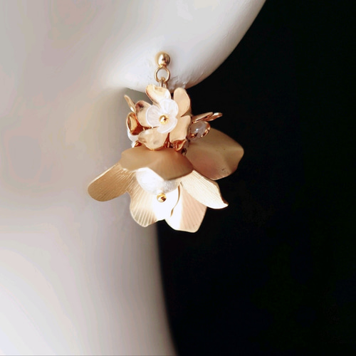 大きなお花のピアス　結婚式　ゴールド　真鍮　フラワーピアス　ゴールドピアス 楽天市場】ゴールド フラワー 花 ピアス 4連 揺れる