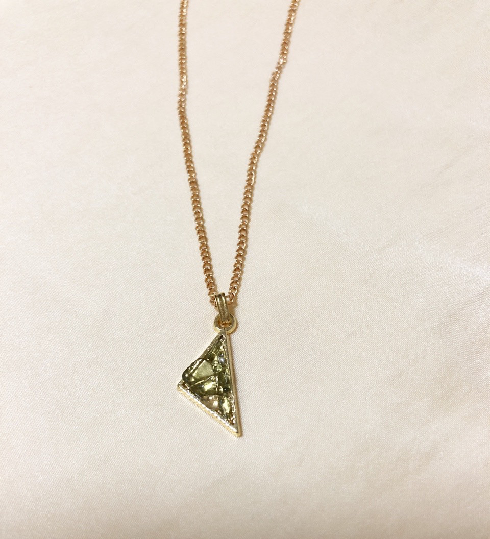 天然モルダバイト  トライアングルネックレス