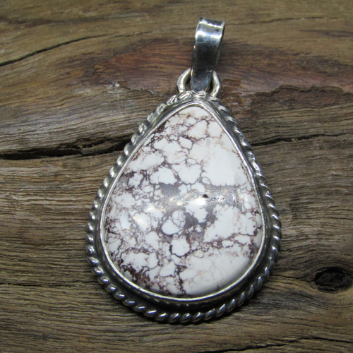 天然ワイルドホース(クレイジーホース)銀縄ペンダント インディアン  