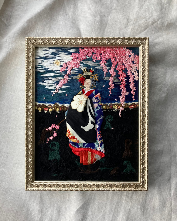 フレンチ刺繍の団扇 松柏と二羽の鶴が生き生きと描かれています。 フレンチ刺繍の団扇 松柏と二羽の鶴が生き生きと描かれてい