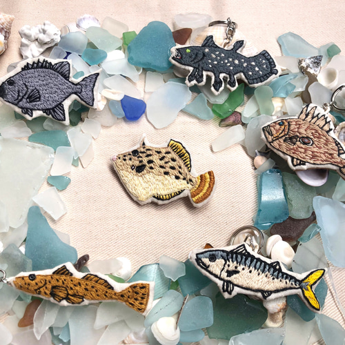 ハンドメイド ブローチ 魚 刺繍 （ブローチ フェルト手刺繍