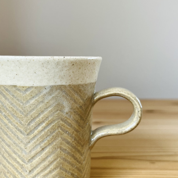 スリムマグカップ　ヘリンボーン柄　チャイティーベージュ（手彫り） 2枚目の画像
