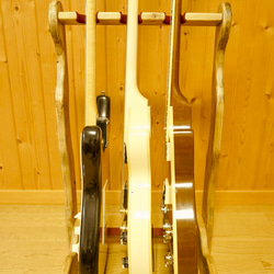 【24時間以内に発送】手作り木工　木製ギタースタンド （古材） ３本掛け 3枚目の画像