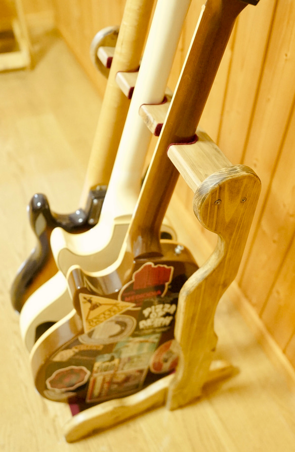 【24時間以内に発送】手作り木工　木製ギタースタンド （古材） ３本掛け 5枚目の画像