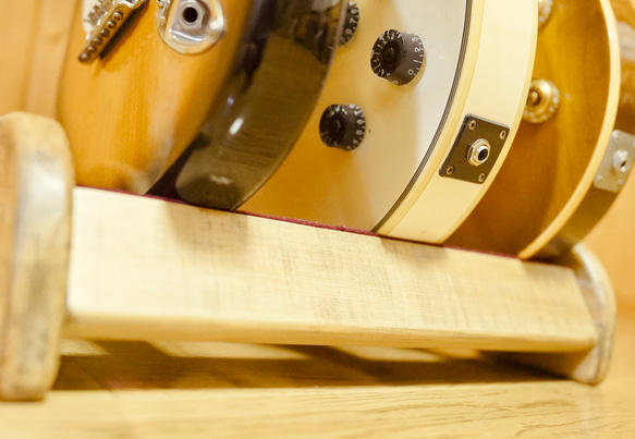 【24時間以内に発送】手作り木工　木製ギタースタンド （古材） ３本掛け 6枚目の画像