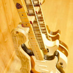 【24時間以内に発送】手作り木工　木製ギタースタンド （古材） ３本掛け 2枚目の画像