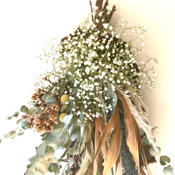 香り立つ無農薬ハーブ　グレビレアゴールド•パンパスグラスの大型スワッグ　ロクアットの実　かすみ草 4枚目の画像
