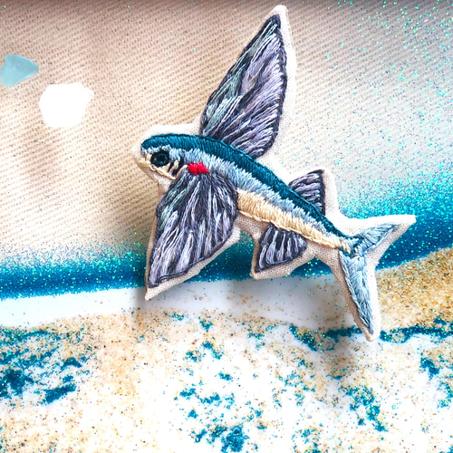 ★パリ発★【MACON&LESQUOY】手刺繍ブローチ≪トビウオ≫ トビウオの刺繍ブローチ 魚の刺繍 魚のブローチ ブローチ