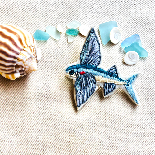 ★パリ発★【MACON&LESQUOY】手刺繍ブローチ≪トビウオ≫ トビウオの刺繍ブローチ 魚の刺繍 魚のブローチ ブローチ