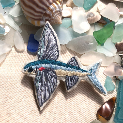 トビウオの刺繍ブローチ 魚の刺繍 魚のブローチ ブローチ