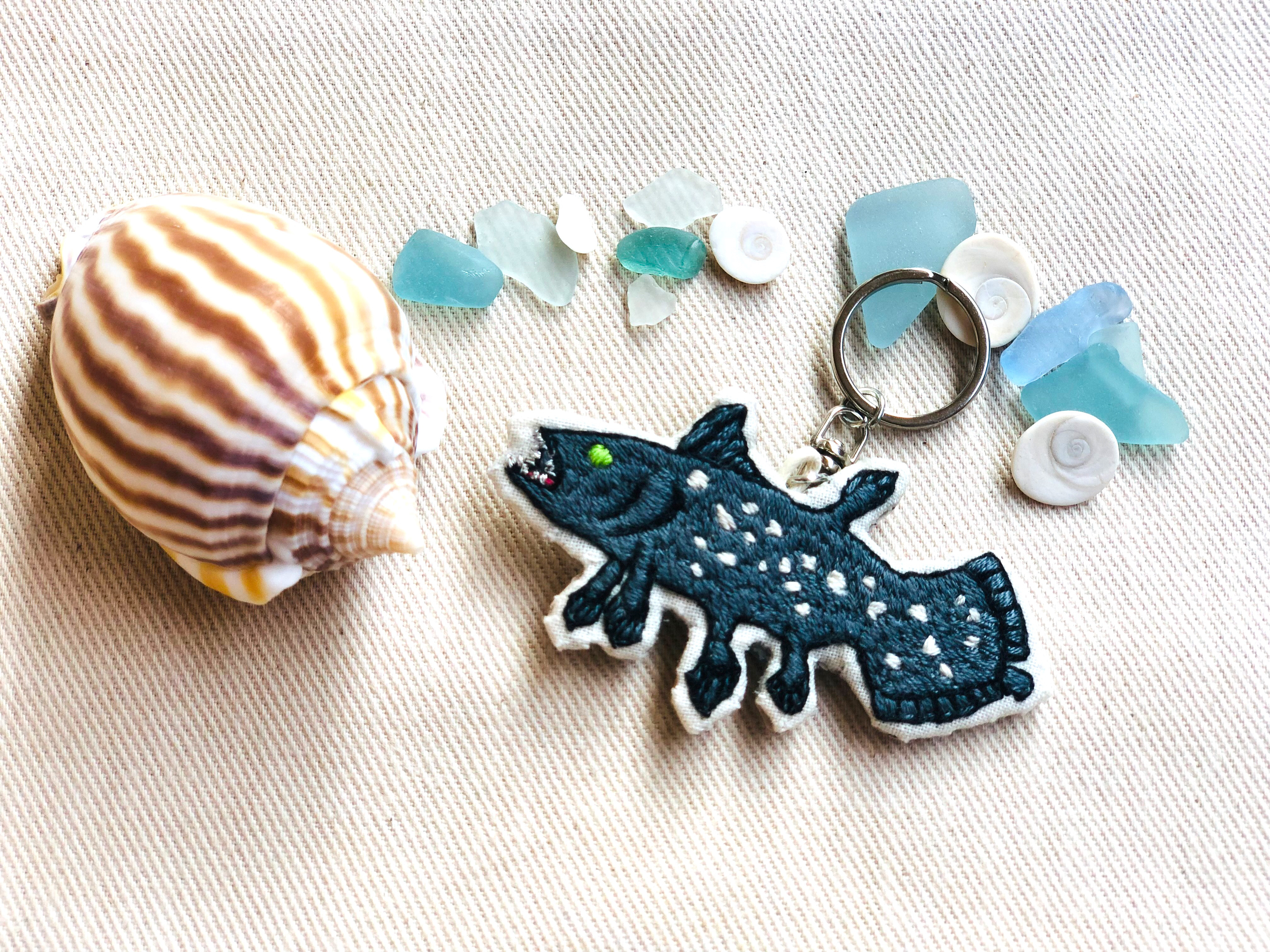ハンドメイド刺繍キーホルダー　焼き魚とキジトラさん n*u様