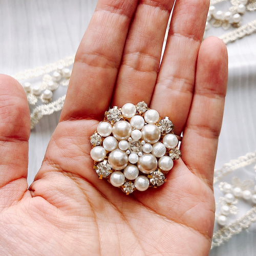 グレージュが可愛い華やかシンプルビジューブローチ【O】パール 