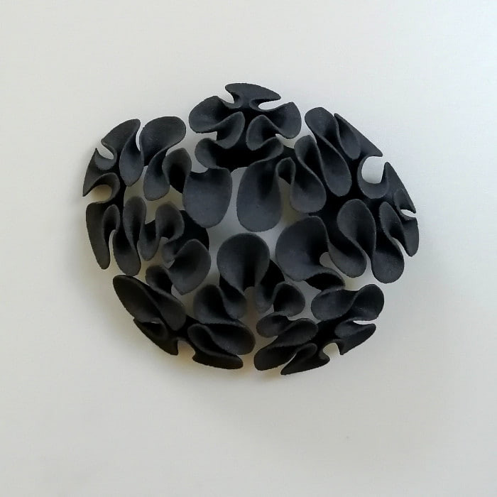 クリスパ　ブローチ　黒