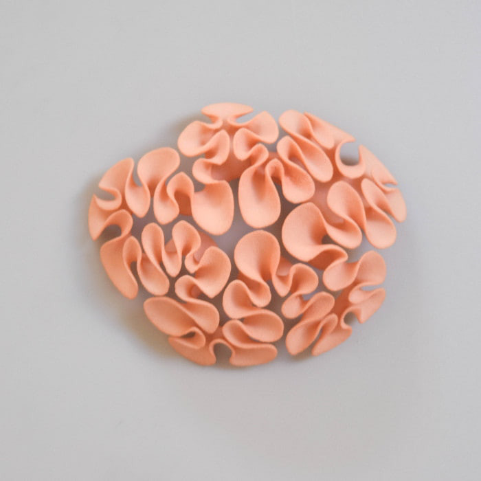 クリスパ　ブローチ　ピンクベージュ