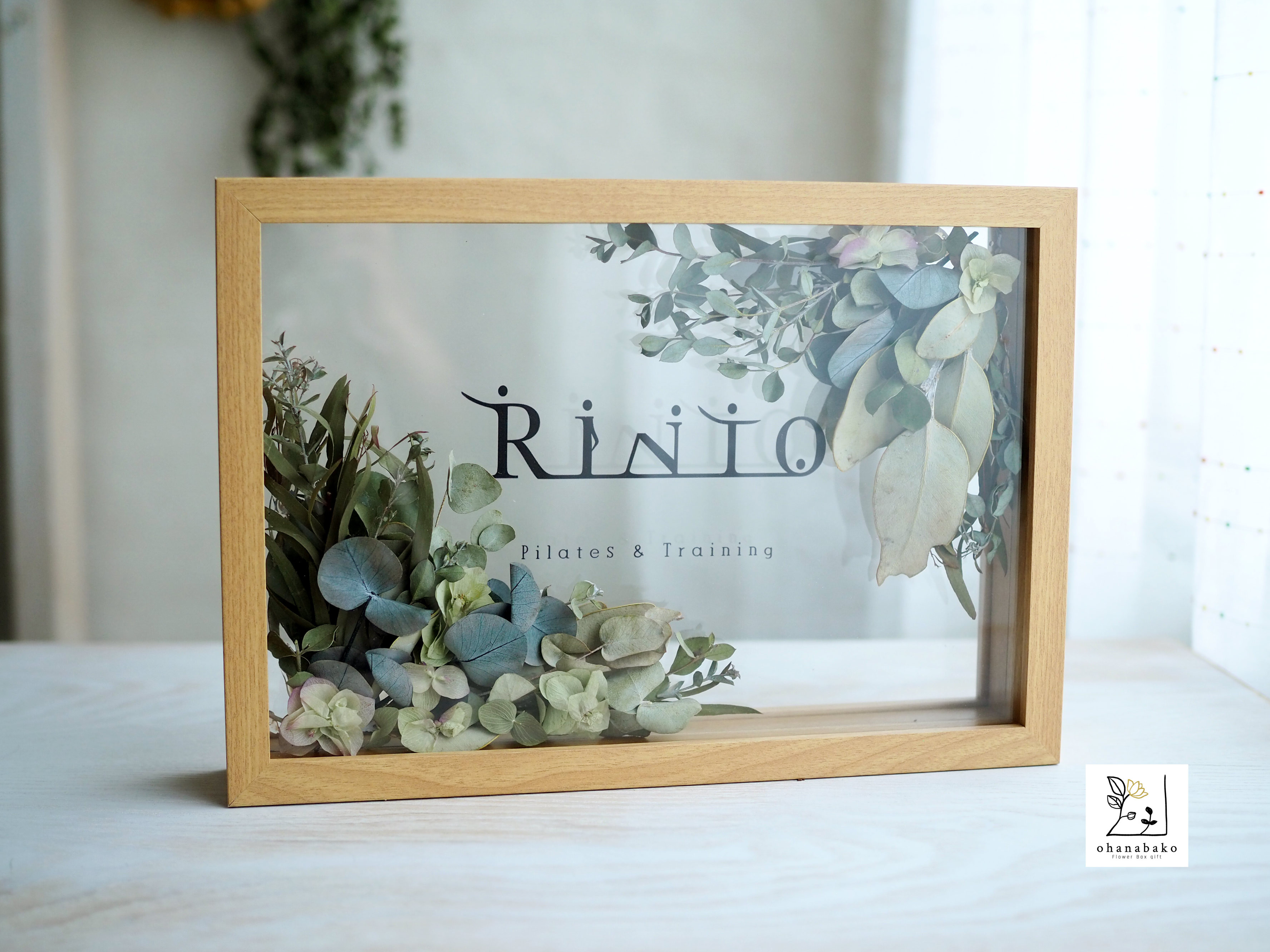 《ロゴ入り◎開店祝い・開業祝い・サロンの花飾り・玄関飾り》グリーンのプリザーブドフラワーとドライフラワーのガラスフレーム