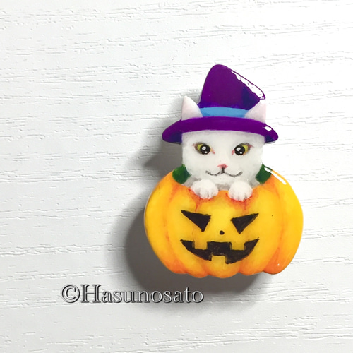 白猫のハロウィン の 帯留め/ブローチ 【手描き 石塑粘土アクセサリー