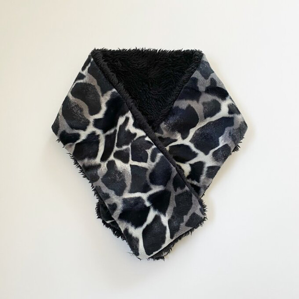 長頸鹿圖案圍巾，雙面規格，黑色蓬鬆蟒蛇 x 長頸鹿圖案 第4張的照片