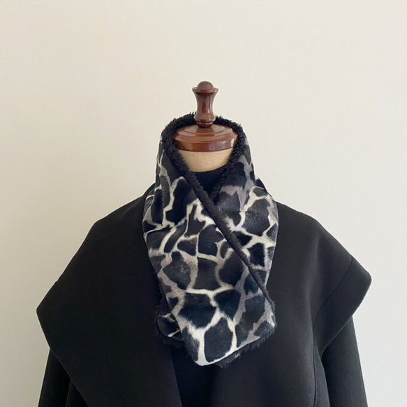 長頸鹿圖案圍巾，雙面規格，黑色蓬鬆蟒蛇 x 長頸鹿圖案 第1張的照片