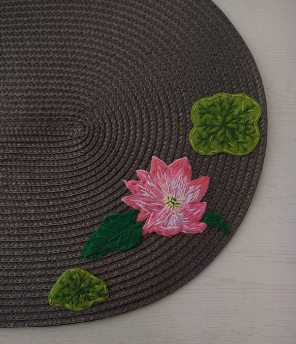 楕円形　睡蓮の手刺繍ランチョンマット 2枚目の画像