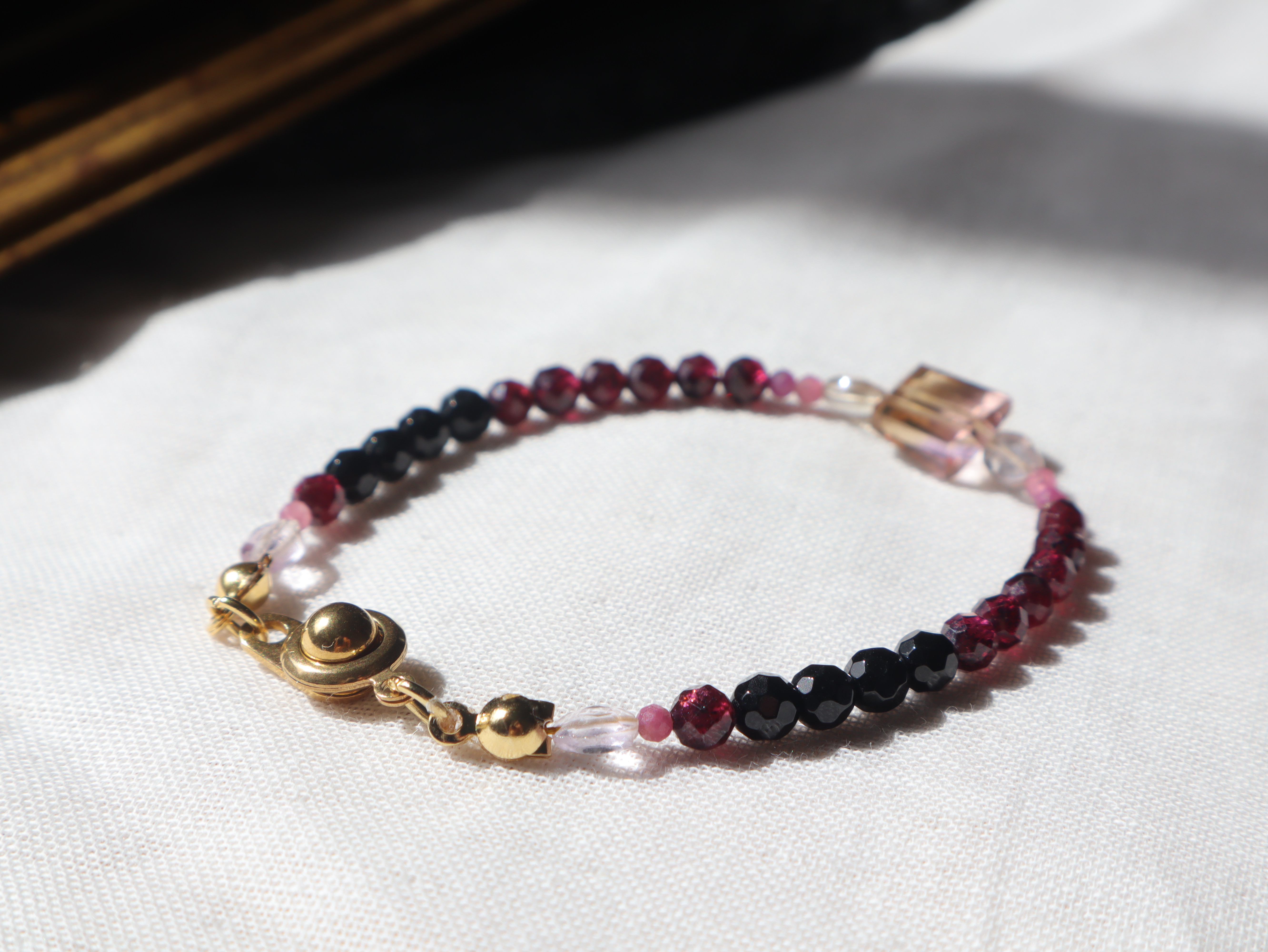 【4点セット割引】蠍座ディープカラー星座石のお守りピアス　イヤリング　イヤーカフ　ネックレス　ブレスレット　天然石　福袋