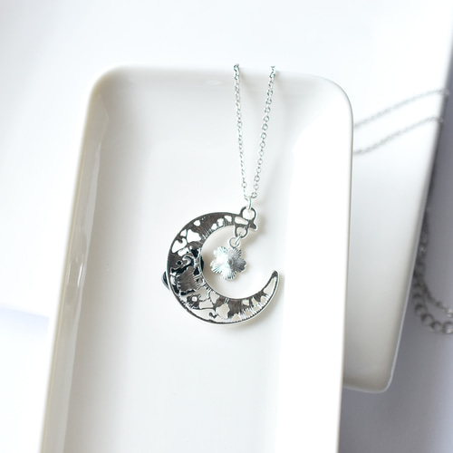 黒猫と三日月モチーフのペアネックレス – 桜チャーム付き ロング