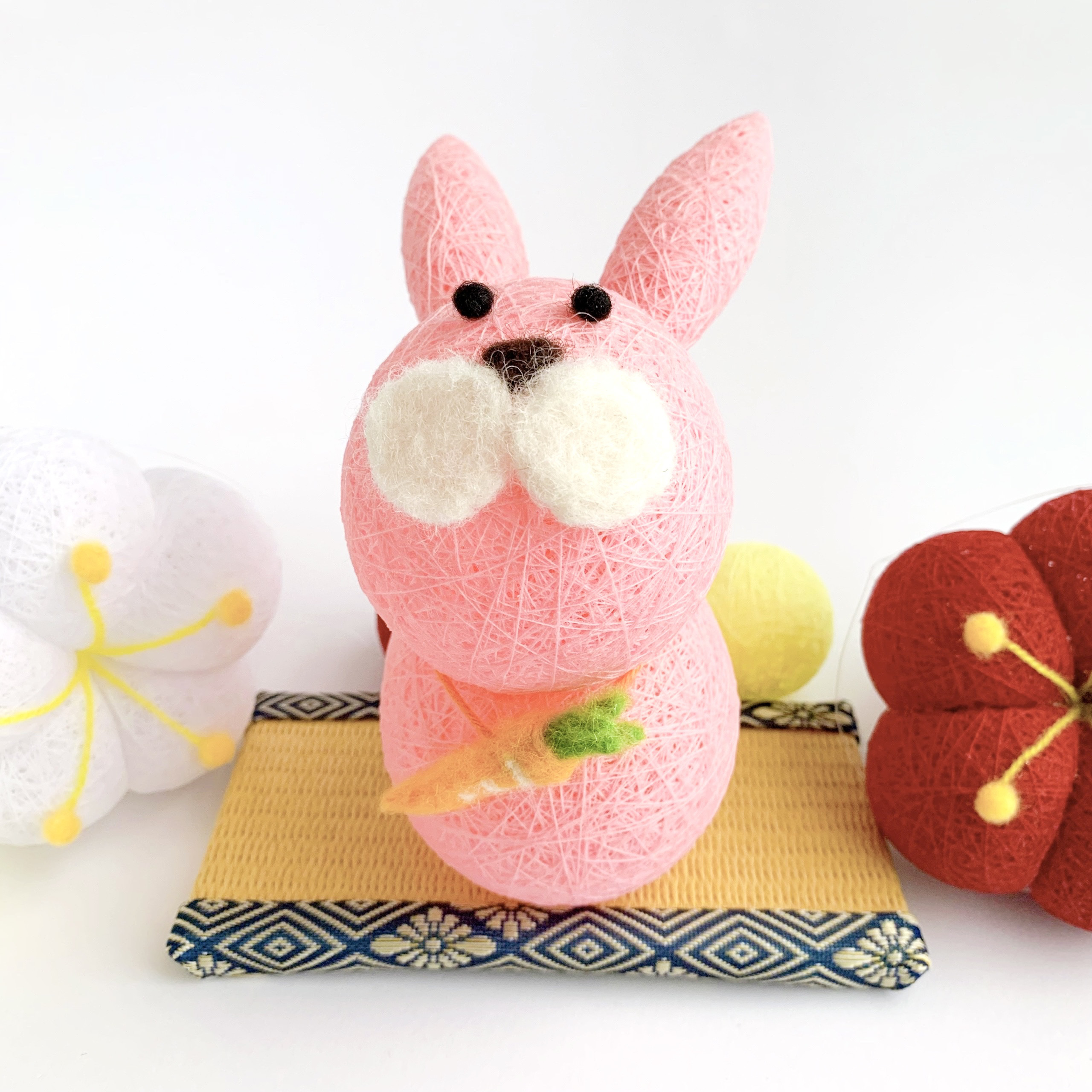 干支飾り　猫背で前向きなうさぎさん