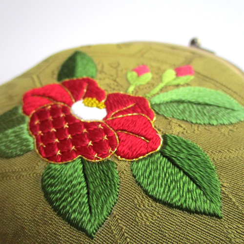 日本刺繍』＊赤椿＊がま口小銭入れ・キーケース◇鶯色＊レッド