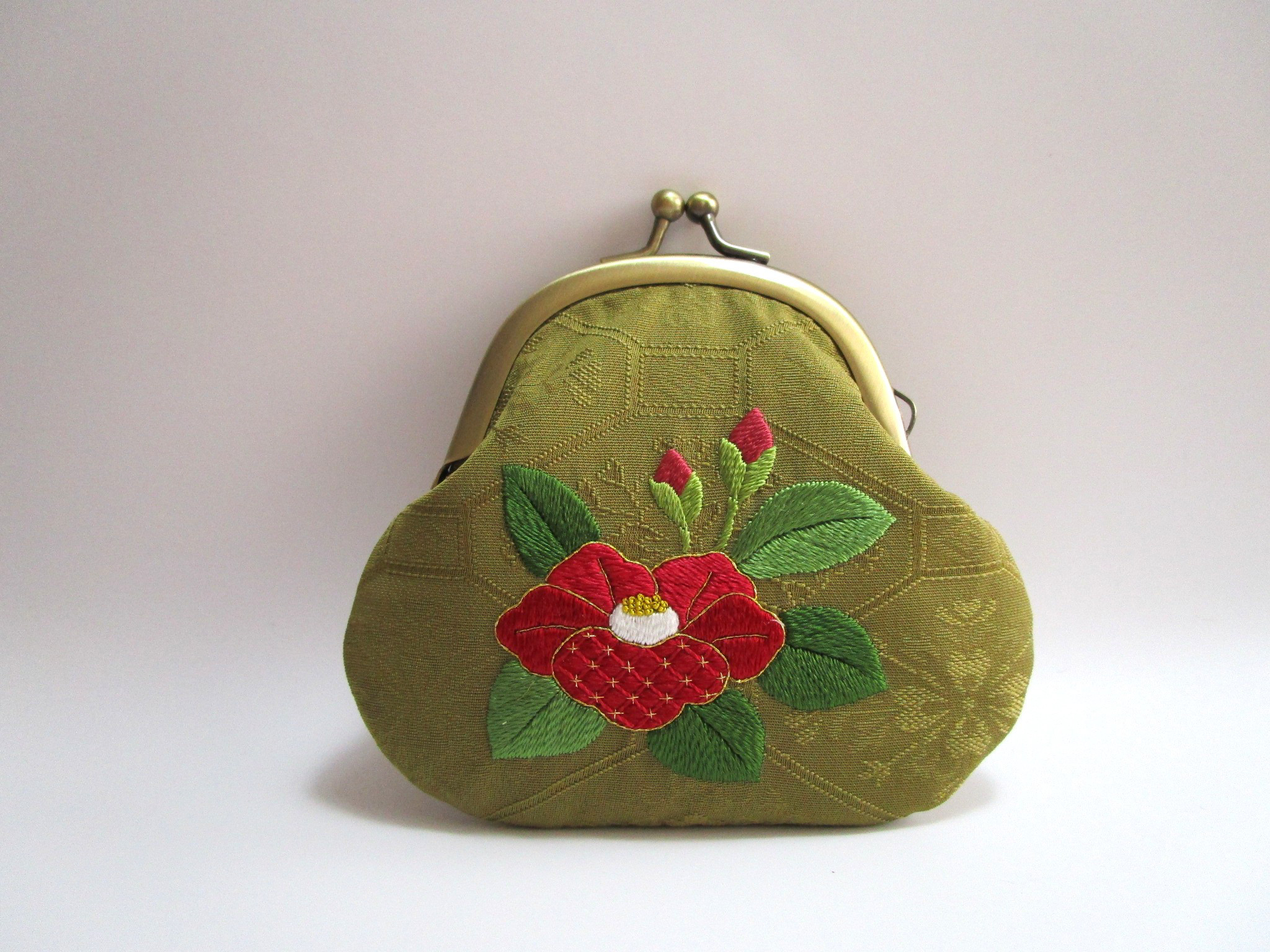 『日本刺繍』＊赤椿＊がま口小銭入れ・キーケース◆鶯色＊レッド◆