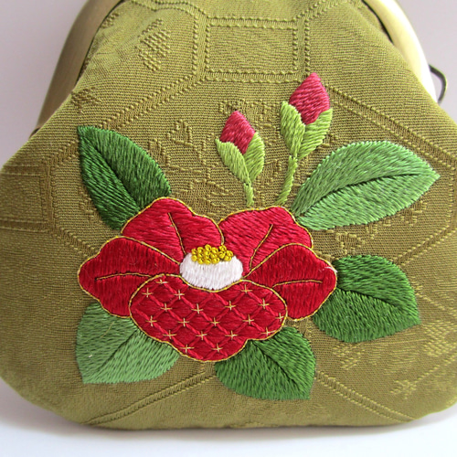 日本刺繍』＊赤椿＊がま口小銭入れ・キーケース◇鶯色＊レッド