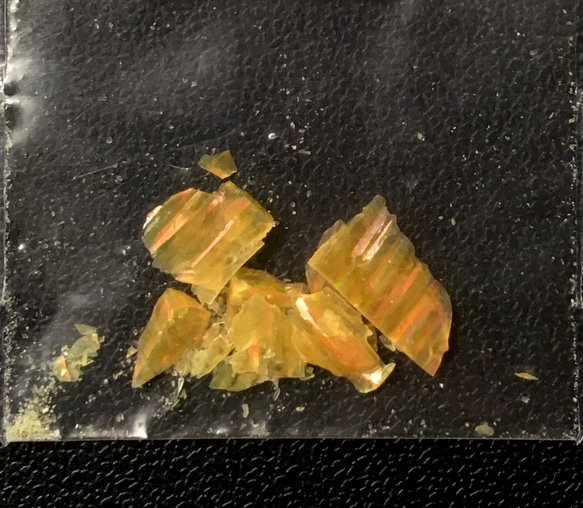 《人工オパール》(ネオンオパール) 原石 オレンジ/赤斑 0.3g (樹脂含侵) 1枚目の画像