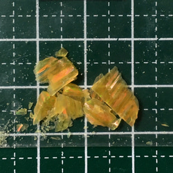 《人工オパール》(ネオンオパール) 原石 オレンジ/赤斑 0.3g (樹脂含侵) 2枚目の画像