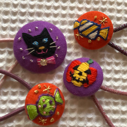 直径約4㎝ ビーズ刺繍の包みボタンブローチ☆ハロウィンのおばけ、紫色 7枚目の画像
