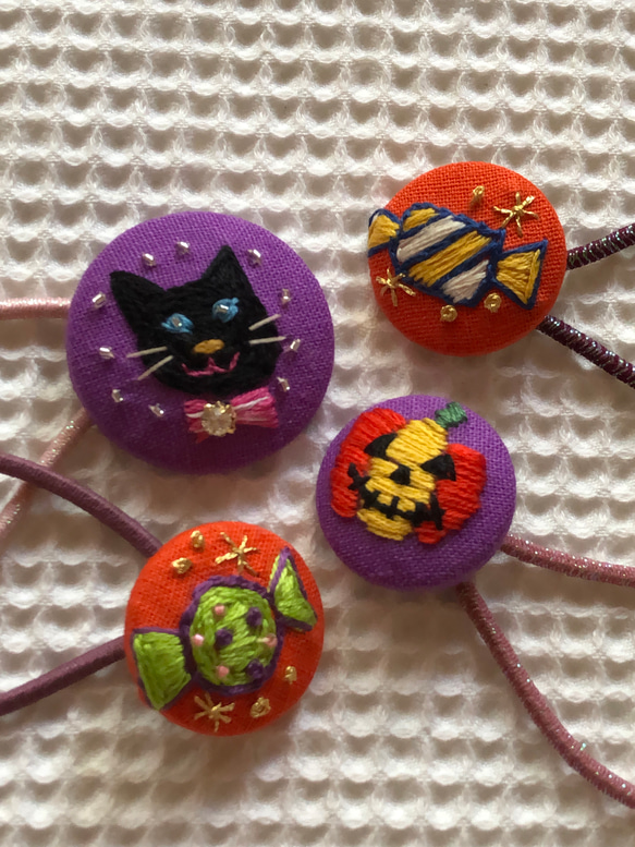 直径約4㎝ ビーズ刺繍の包みボタンブローチ☆ハロウィンのおばけ、紫色 7枚目の画像