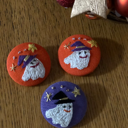 直径約4㎝ ビーズ刺繍の包みボタンブローチ☆ハロウィンのおばけ、紫色 5枚目の画像
