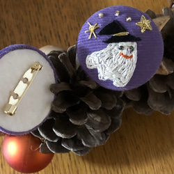 直径約4㎝ ビーズ刺繍の包みボタンブローチ☆ハロウィンのおばけ、紫色 1枚目の画像