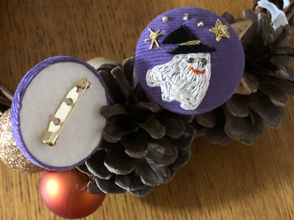 直径約4㎝ ビーズ刺繍の包みボタンブローチ☆ハロウィンのおばけ、紫色 1枚目の画像