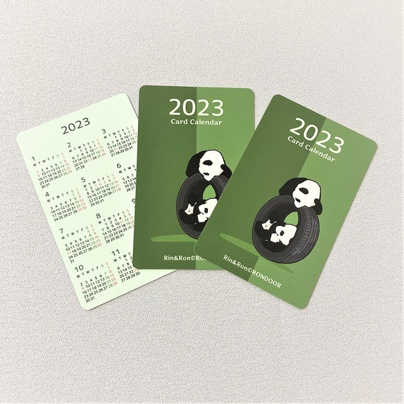 【新作】パンダのカード型ミニカレンダー（月曜始まり・2023年）3枚セット 「タイヤに乗る双子パンダ」【RinRon】 1枚目の画像