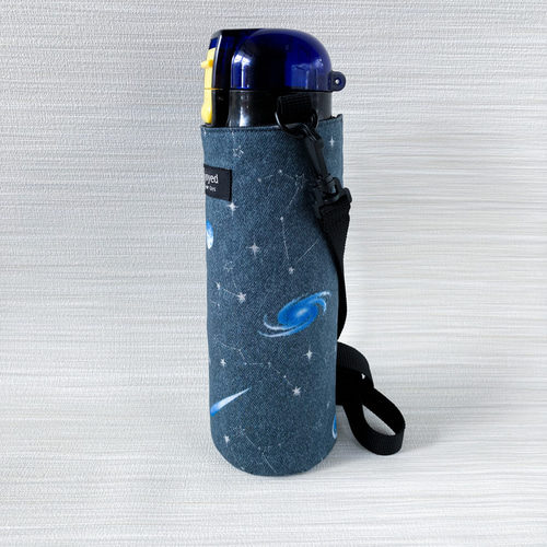 受注生産】肩紐カバー付き 宇宙柄の水筒ケース スケーター470mlの