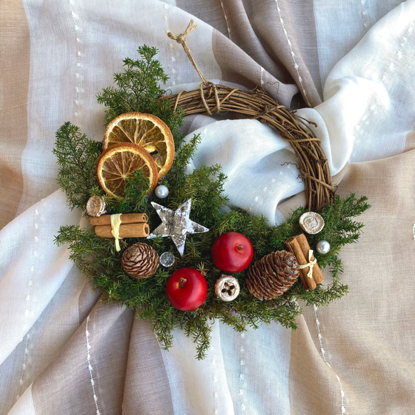 【大人のクリスマス】木の実とヒムロスギのふんわり香るウィンターリース　受注制作 1枚目の画像