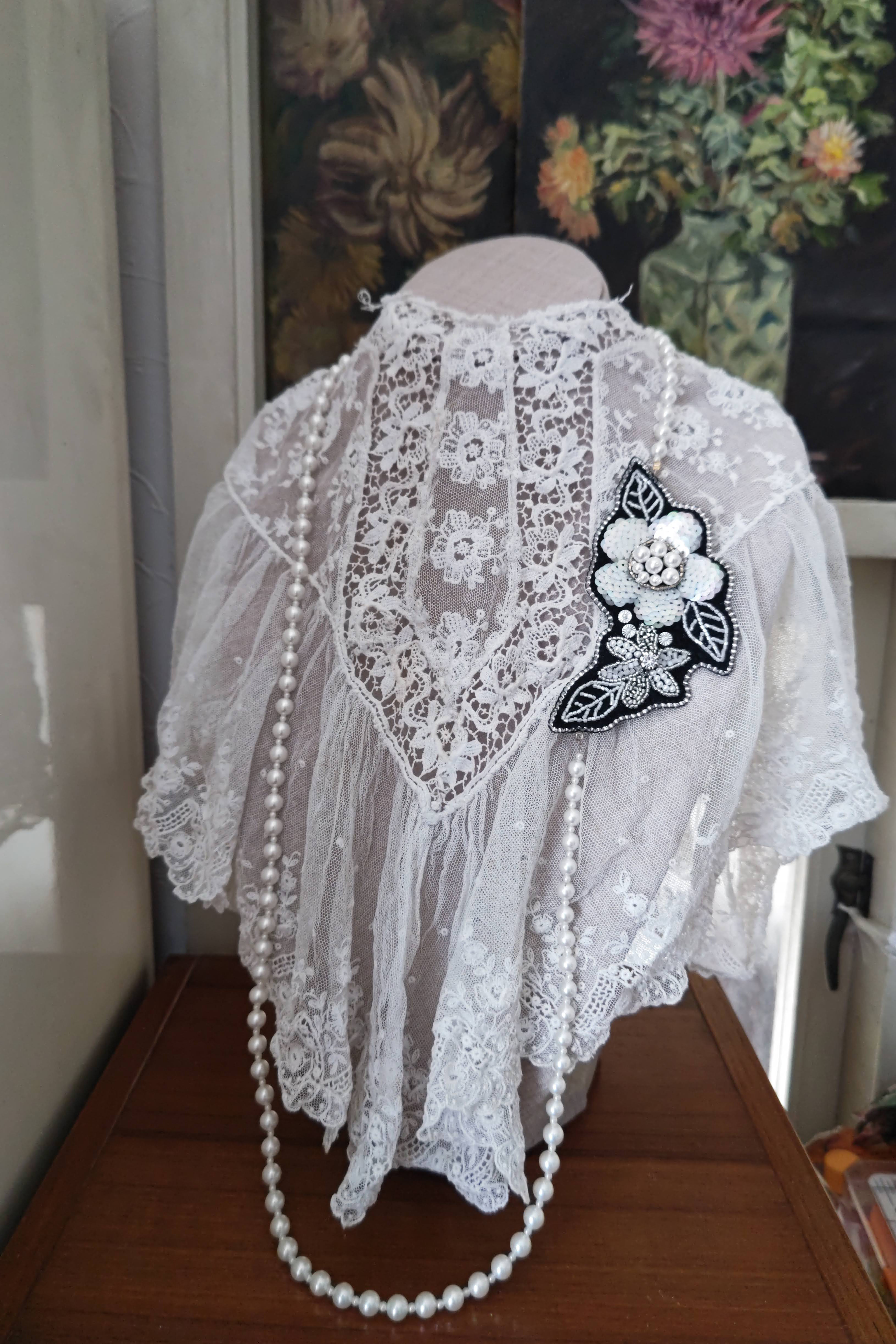 ビーズ刺繍アクセサリー　ネックレス、ブローチ