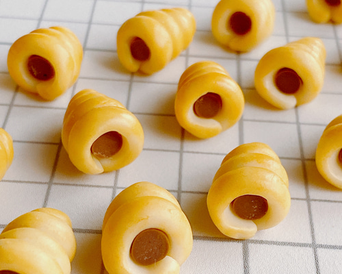 パンのうしろ!!!!こぶたフェイクフードチャームパン樹脂粘土チョコ