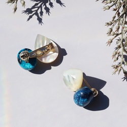 白色珍珠母貝與矽孔雀石胸針 ~大地與極光 第5張的照片