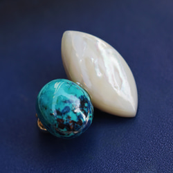 白色珍珠貝和矽孔雀石胸針 ~地球和極光 第9張的照片