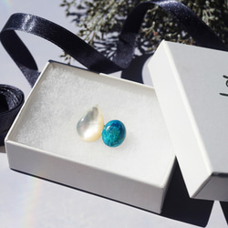 白色珍珠母貝與矽孔雀石胸針 ~大地與極光 第9張的照片