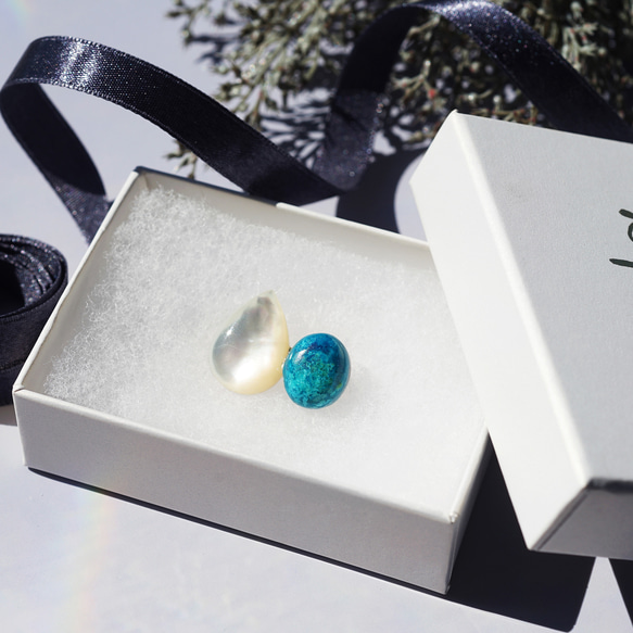 白色珍珠母貝與矽孔雀石胸針 ~大地與極光 第9張的照片