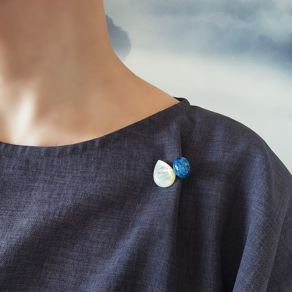 白色珍珠母貝與矽孔雀石胸針 ~大地與極光 第3張的照片