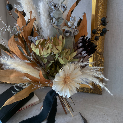 ドライフラワー ホワイトブラックのパンパスグラスとプロテアの  