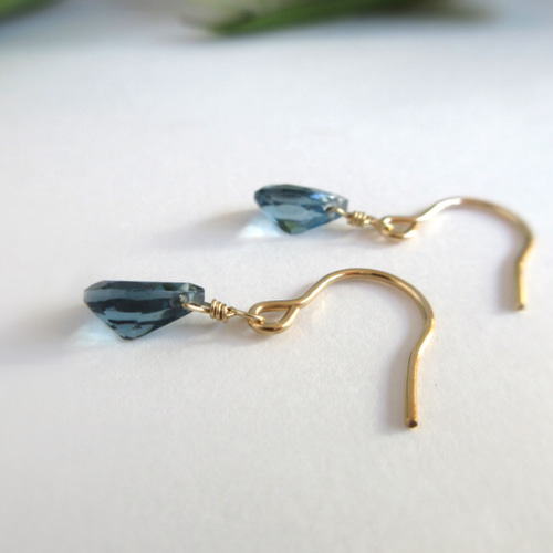 11月の誕生石】宝石質7mm美粒「ロンドンブルートパーズ」14kgfピアス