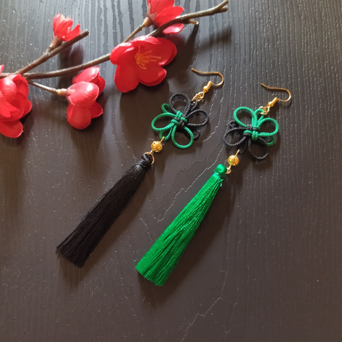 バイカラー】飾り結びとタッセルのピアス(イヤリング)（一部色オーダー