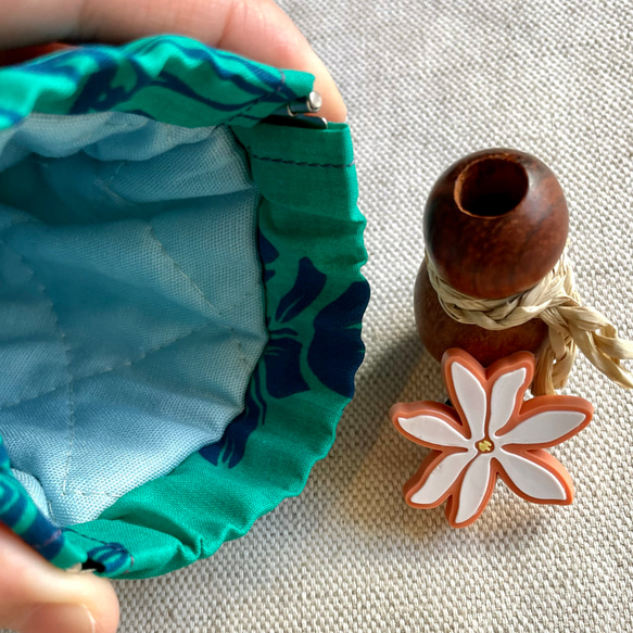 ふわふわ　メガネケース　ペンケース　小物入れ　使いやすいバネ口　ハワイアン　キルティング　プルメリア　リリー　グリーン 3枚目の画像